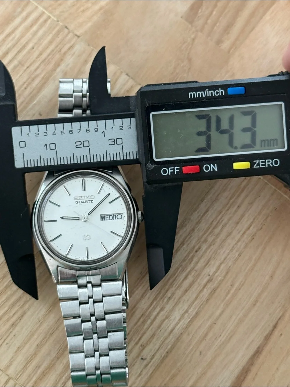 Seiko SQ Vintage Watch Stainless Bracelet Case Dial Hands Markers Day Date